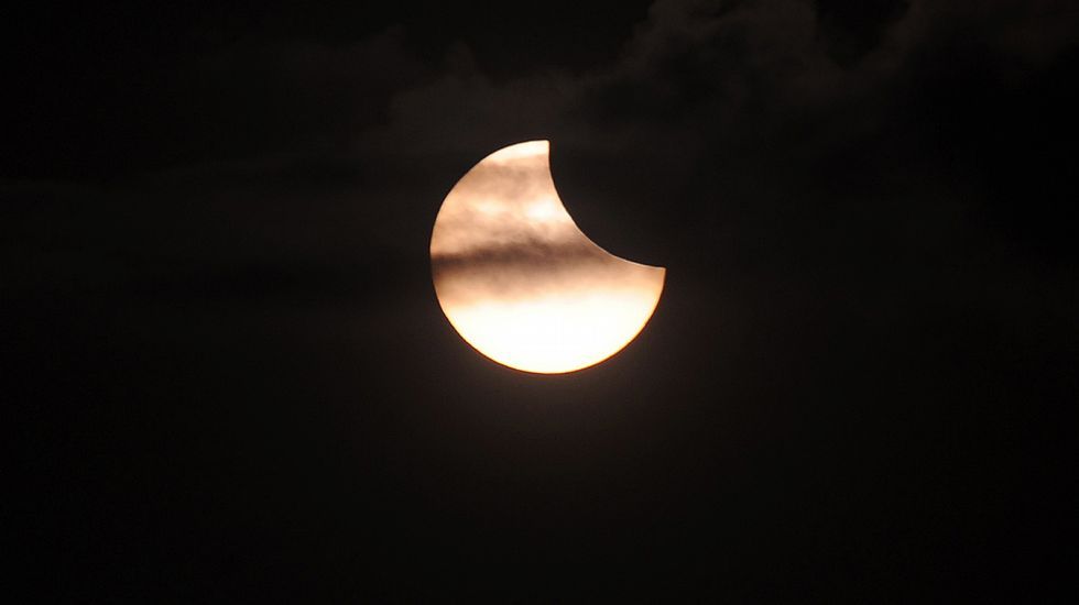 Momento del eclipse solar tras el templo de Prambanan en Yogyakarta (Indonesia)