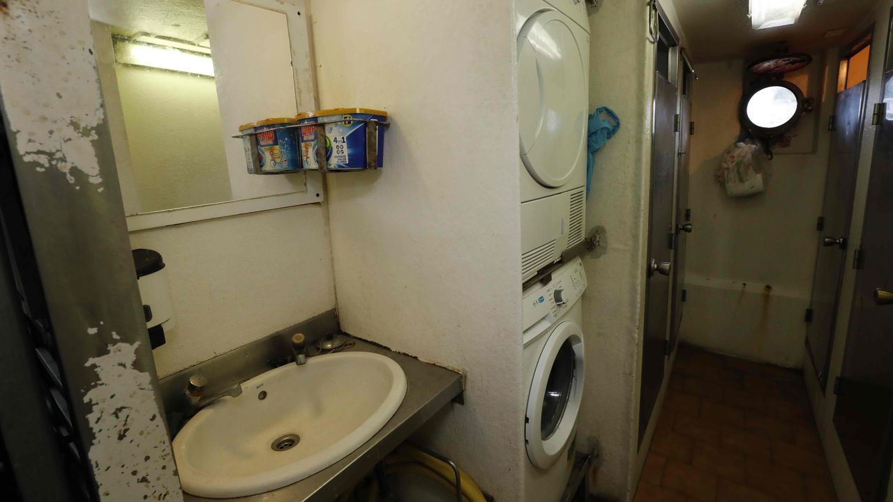 La lavadora y la secadora, en la zona del lavabo, los inodoros y las duchas de la tripulación