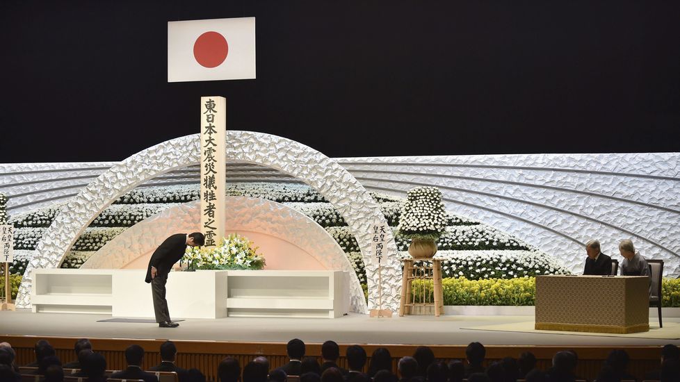 El primer ministro japonés, Shinzo Abe, tras presentar sus respetos ante un altar en memoria de las víctimas.