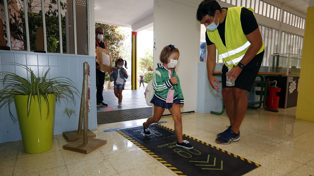 Pancarta de protesta contra la situación organizativa en los colegios en un centro de Arousa