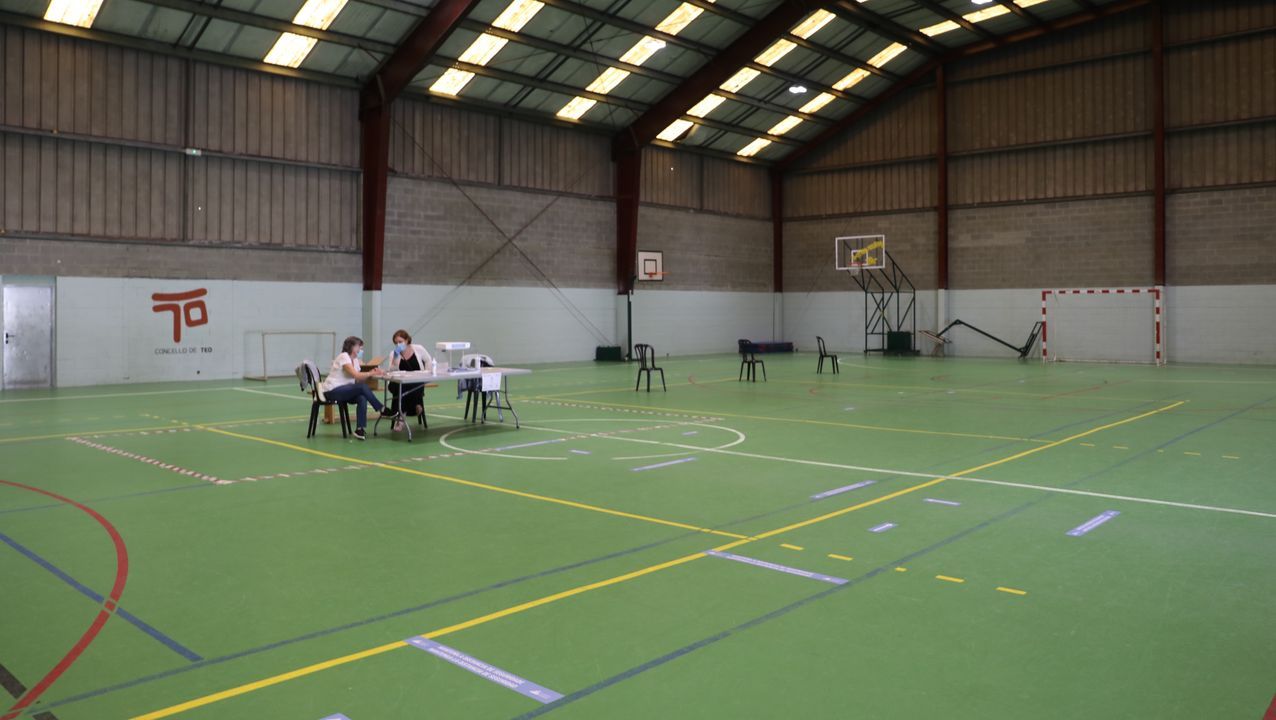 Colas ante el pabellón municipal de Milladoiro (Ames)