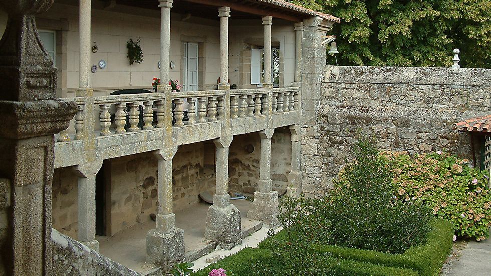 Otra vista del patio del pazo de Ferreiroá