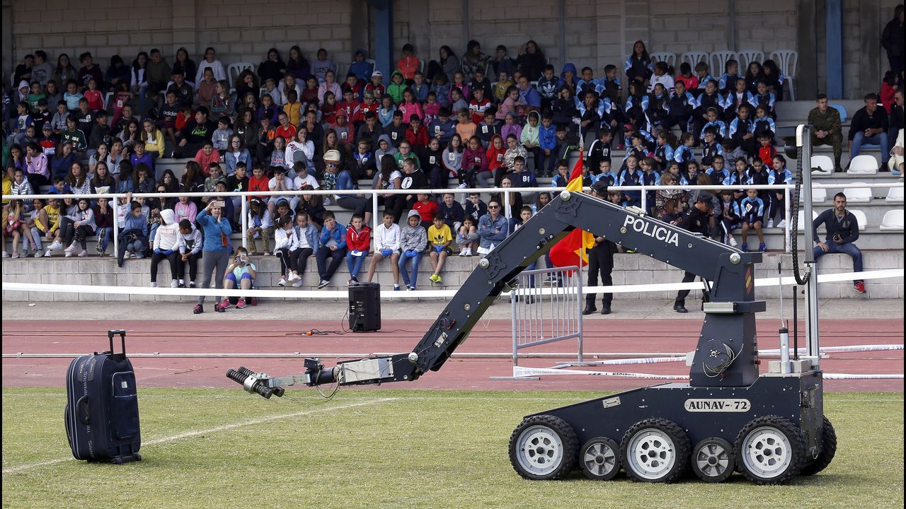 Exhibicion de la Policía Nacional para los escolares de Ribeira con helicoptero, caballería, perros de rastreo