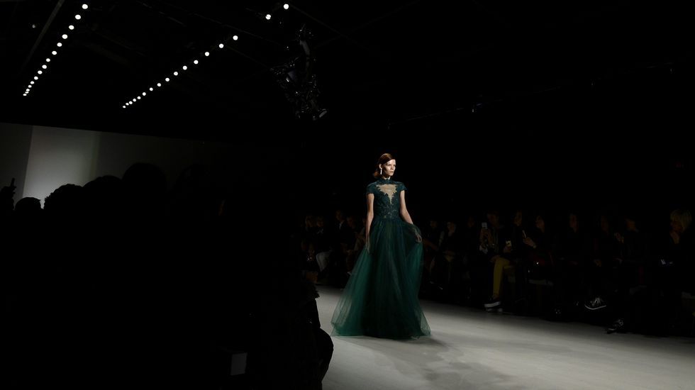 Semana de la Moda de Nueva York.Una modelo presenta diseños de la marca BCBG Max Azria.