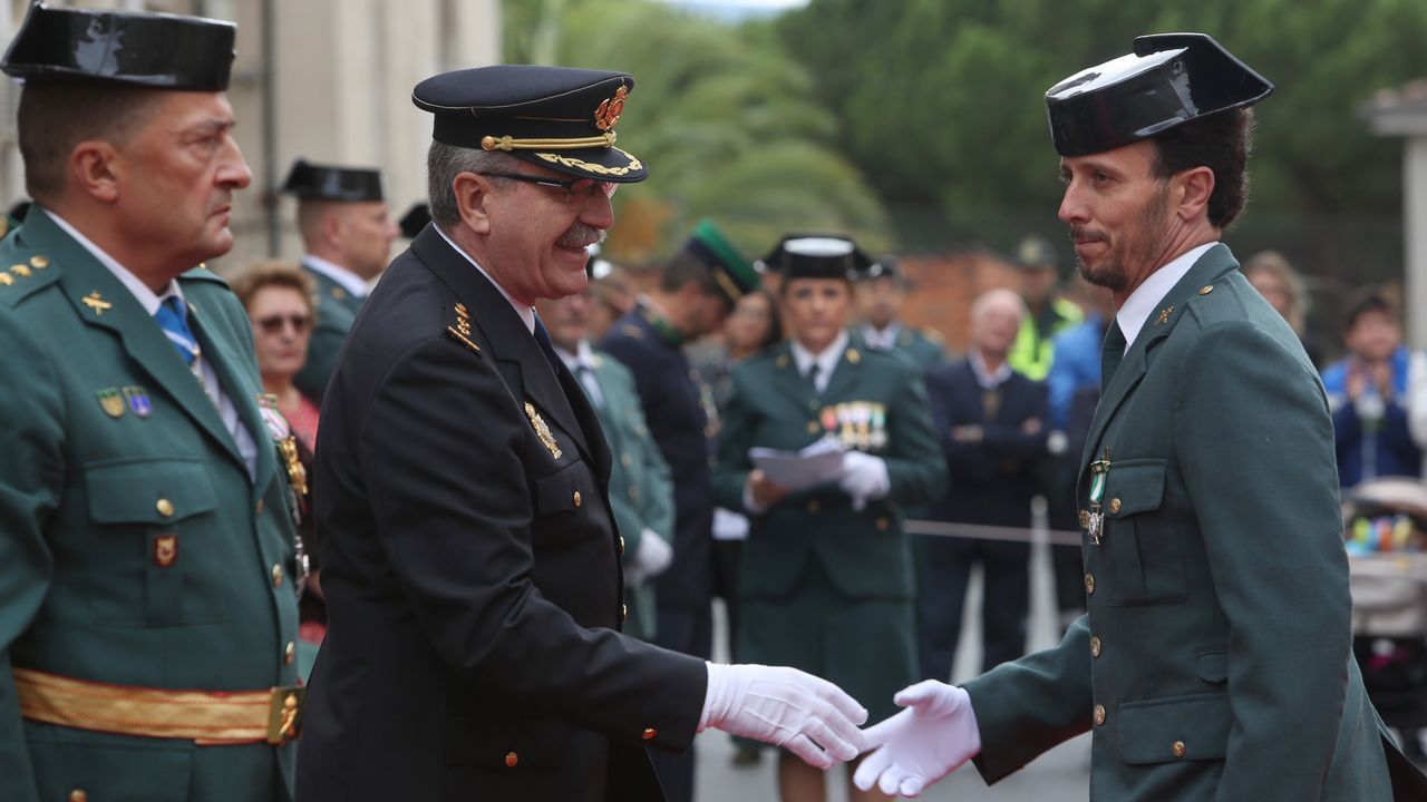 ACTO INSTITUCIONAL CASTRENSE DEL DÍA DEL PILAR.La Guardia Civil entregó las cruces de distintivo blanco, como la recibida por Aser Moreiro