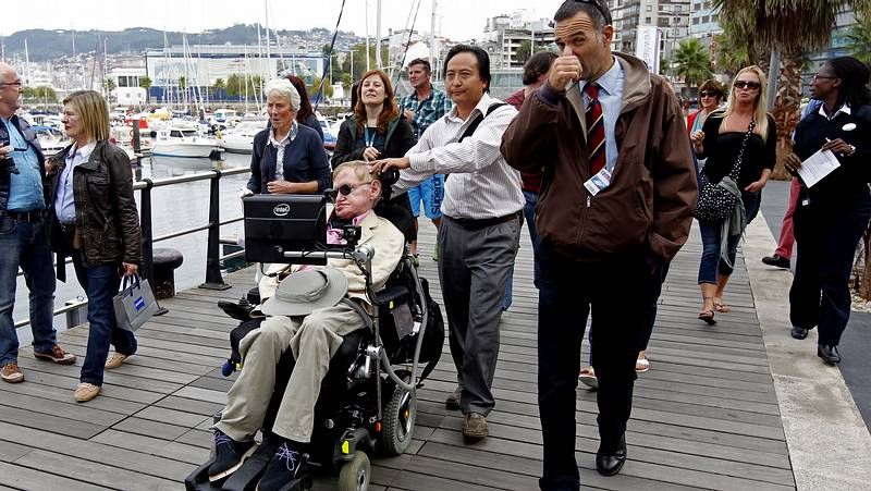 Stephen Hawking come en A Pedra