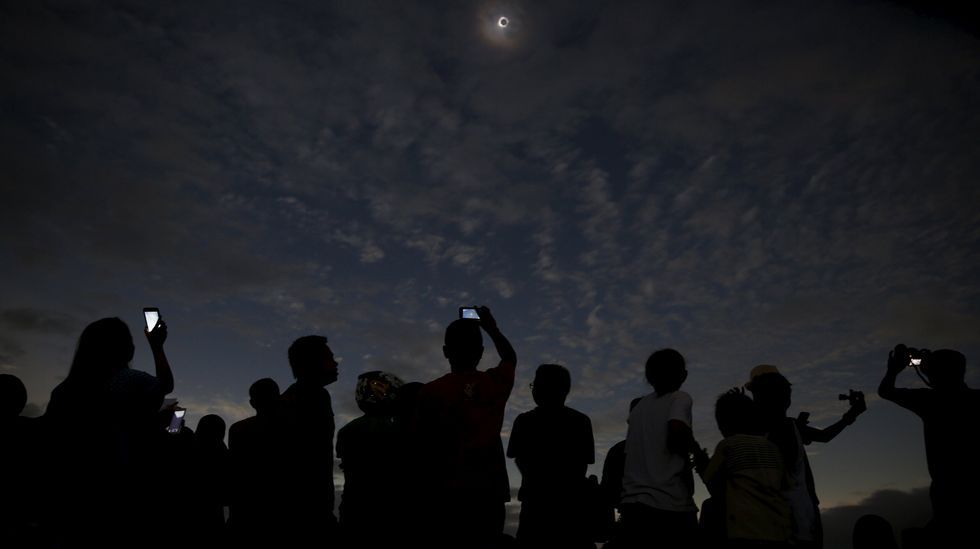 Vista del eclipse desde una playa de Indonesia