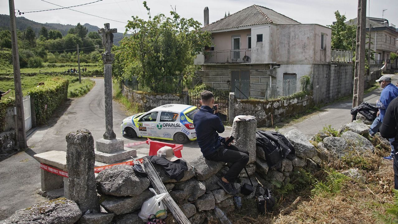 A todo gas en el pueblo de Barroso.La curva del Cruceiro fue un buen escenario para disfrutar del Rali de Ourense