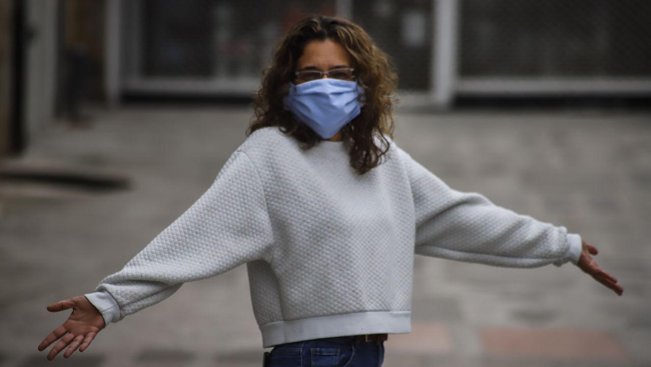 Con mascarillas por las calles de Noia