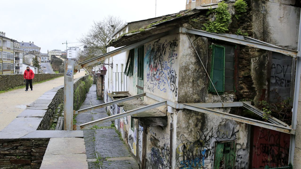 Viviendas en ruinas en la Rolda da Muralla