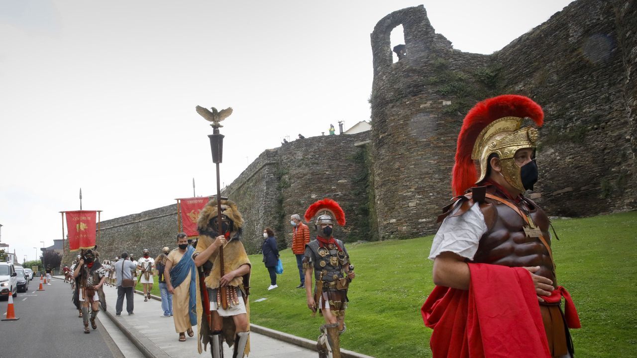 A Cohors II Lucensium e a Guardia Pretoriana percorreron o casco histórico e fixeron unha homenaxe floral na Mosqueira