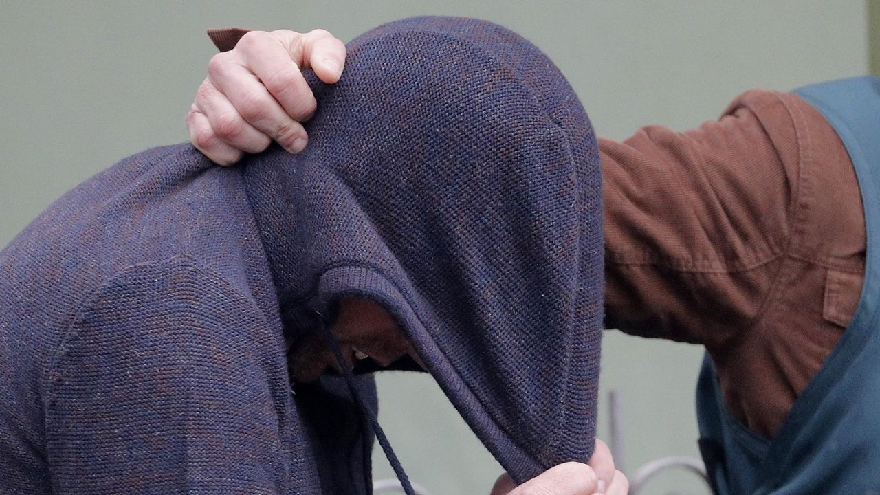 Agentes de la Guardia Civil trasladan a José Enrique Abuín después de un registro realizado en su casa de Rianxo.
