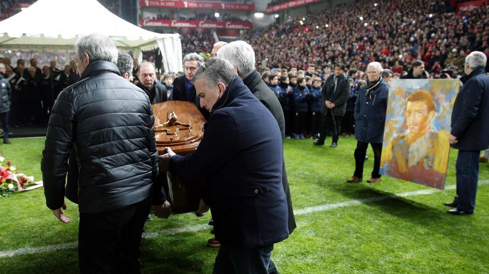 .El estadio de El Molinón acoge el funeral por Enrique Castro  Quini , exjugador del Sporting, con las tribunas abiertas al público