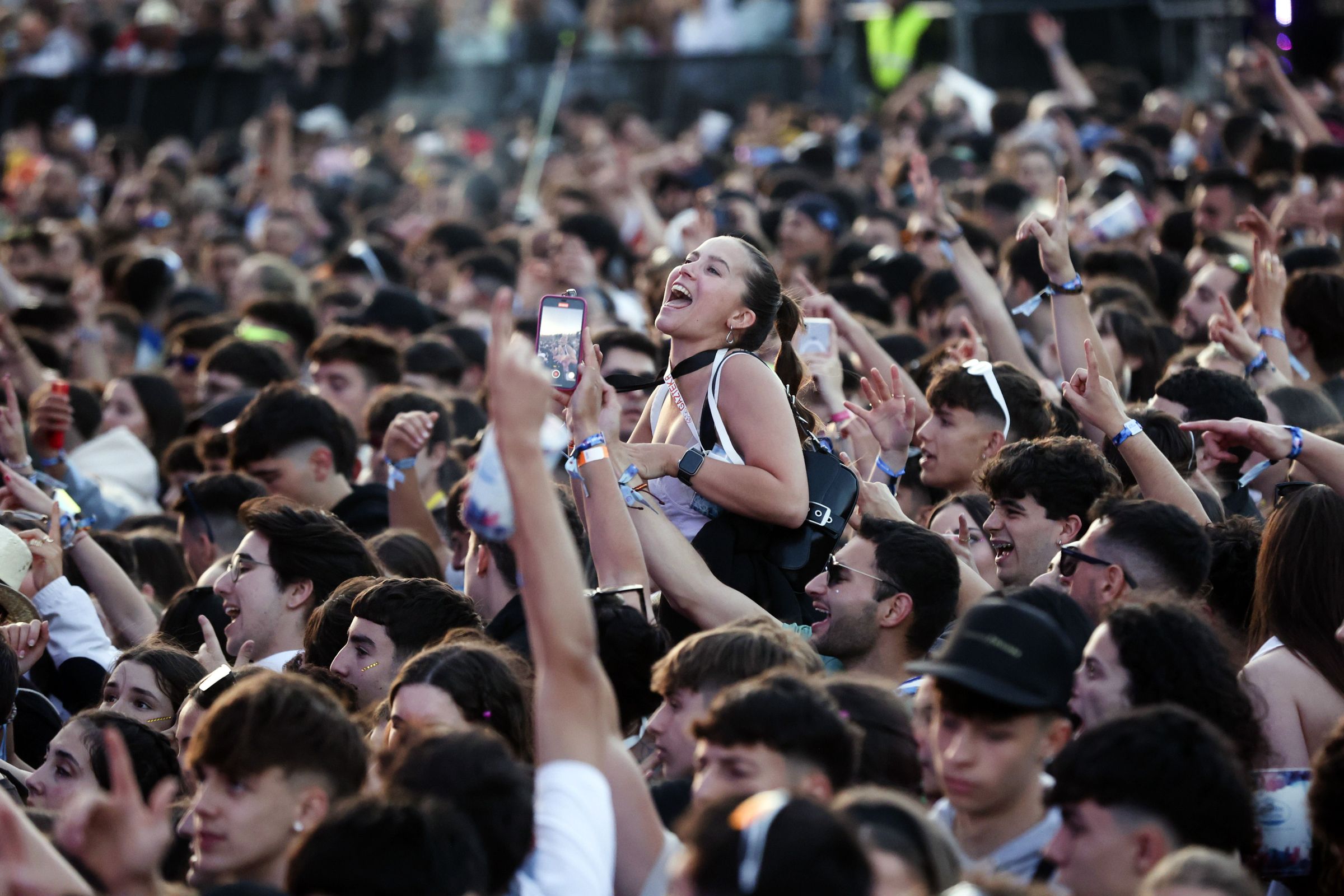Unha moza baila durante o concerto de Myke Towers no festival O Son do Camio. 31/05/2024