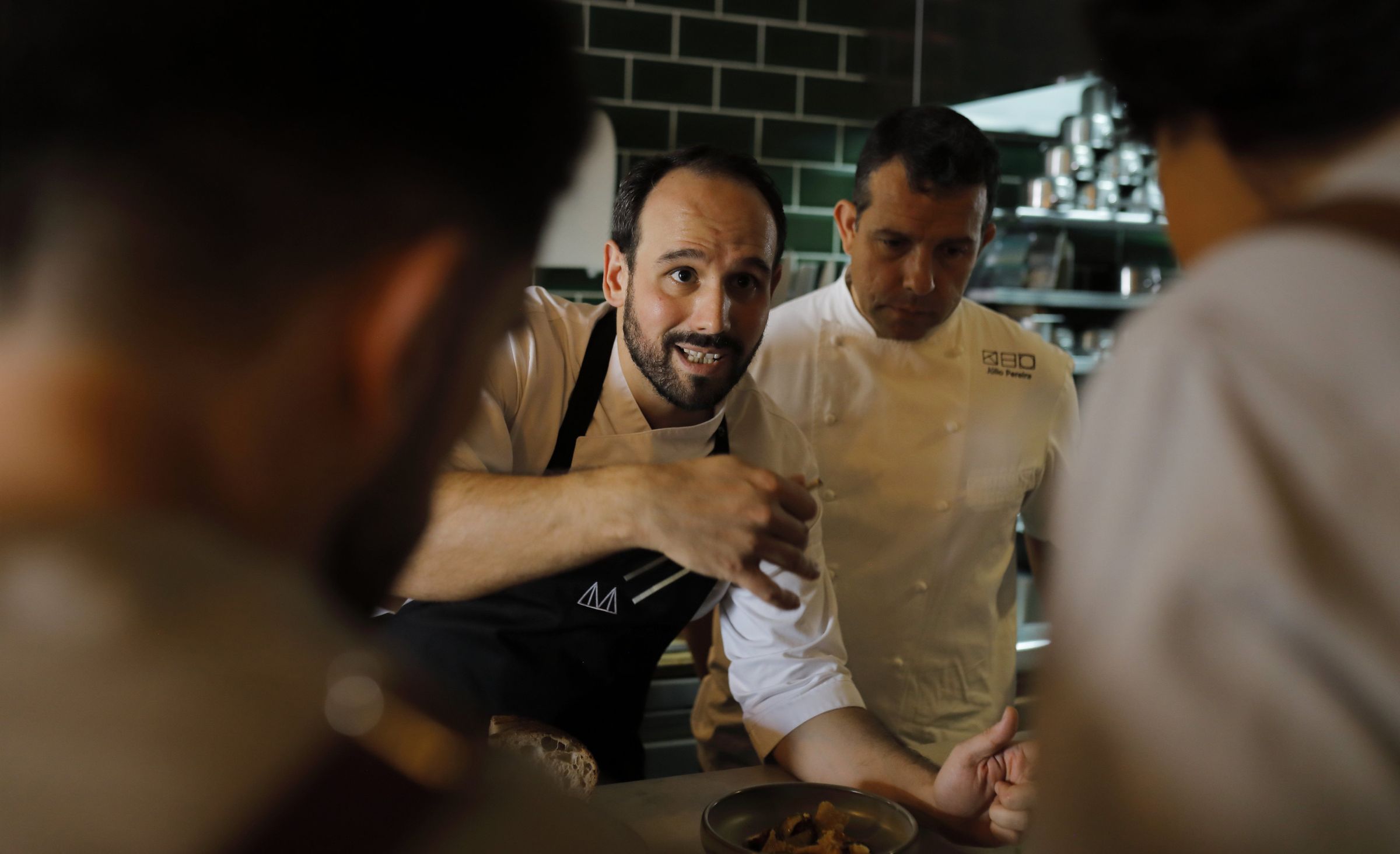 Fran Agudo explica c�mo montar uno de sus platos al equipo del chef J�lio Pereira
