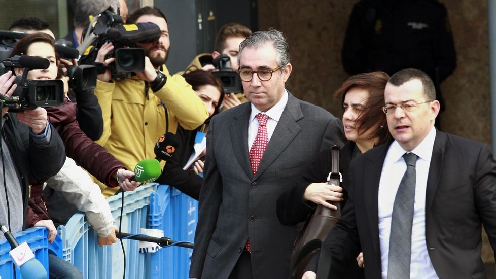 Los acusados del caso Nóos, Diego Torres y Ana MaríaTejeiro junto a su abogado Manuel González Peeters, abandonan la Audiencia de Palma.