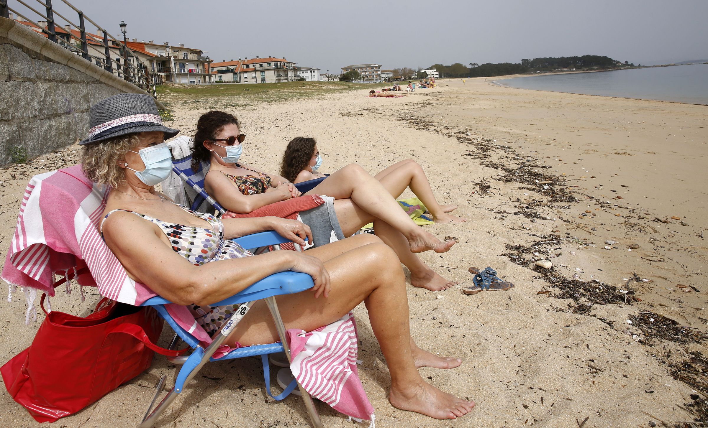 Disfrutando del Sol con mascarilla en la playa de Coroso, Ribeira. 31/3/2021