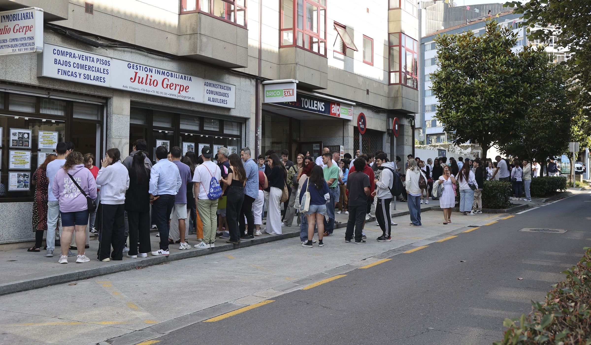 Colas de estudantes nunha inmobiliaria de Santiago para conseguir piso para ente curso. 02/09/2024
