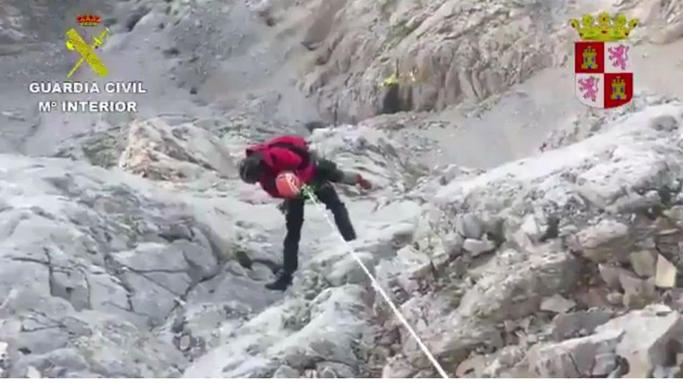 Protecci�n Civil y GREIM rescatan a una monta�era herida en los Picos de Europa.