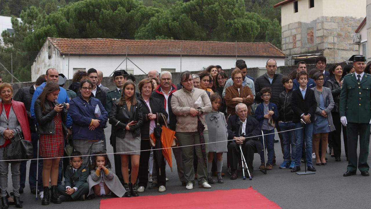 ACTO INSTITUCIONAL CASTRENSE DEL DÍA DEL PILAR.Familiares y público siguieron el acto en la comandancia de Santa Mariña pese al día gris y ventoso
