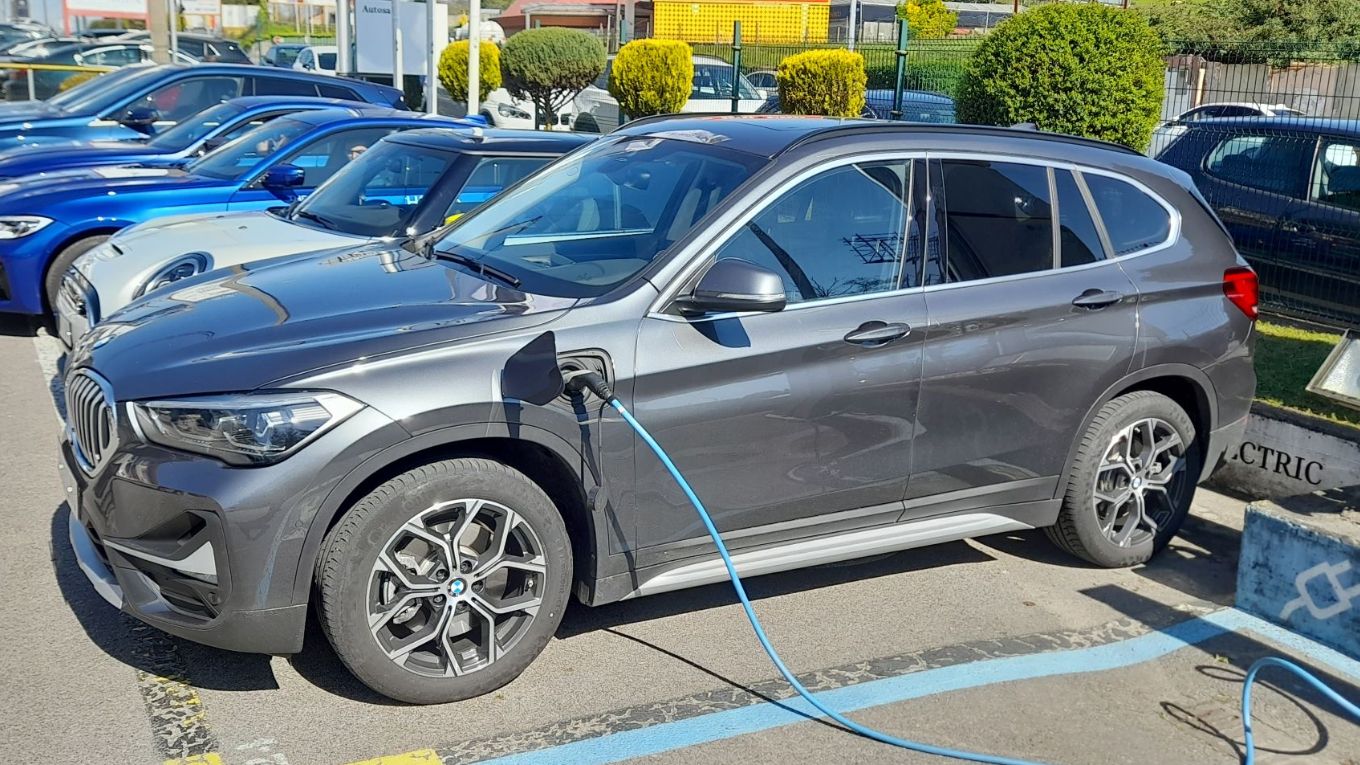 GP de M�naco F1 2024 en Montecarlo.Recarga de un coche el�ctrico