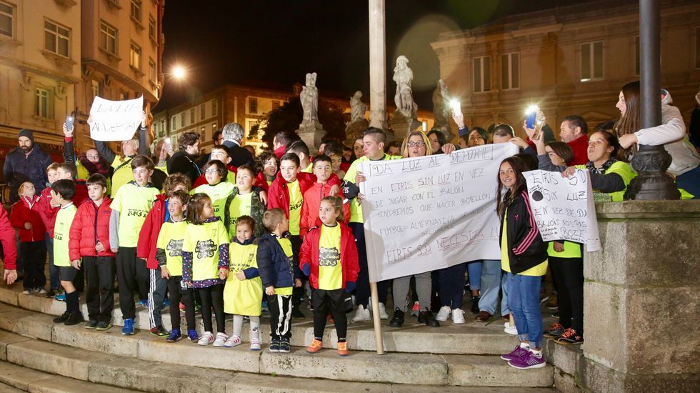 Niños del equipo de fútbol EIRIS entrenando en la plaza de María Pita para protestar por la falta de luz en su campo