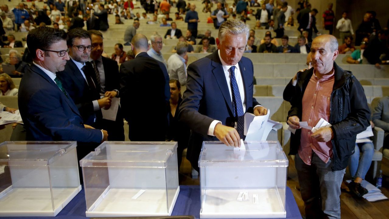 Paco Zas votando en la junta general de accionistas que le elegiría como presidente el pasado 28 de mayo.