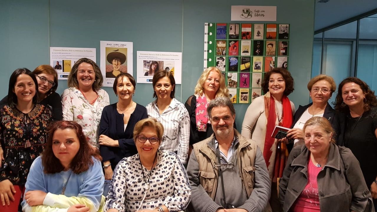 club lectura.Imagen de archivo de las integrantes del club de lectura de los Rosales al que acud�a Cruz Fachal, primera por la derecha (sentada)