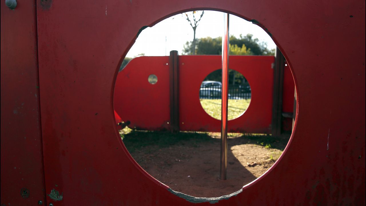 Chequeo al parque infantil de Olveira.