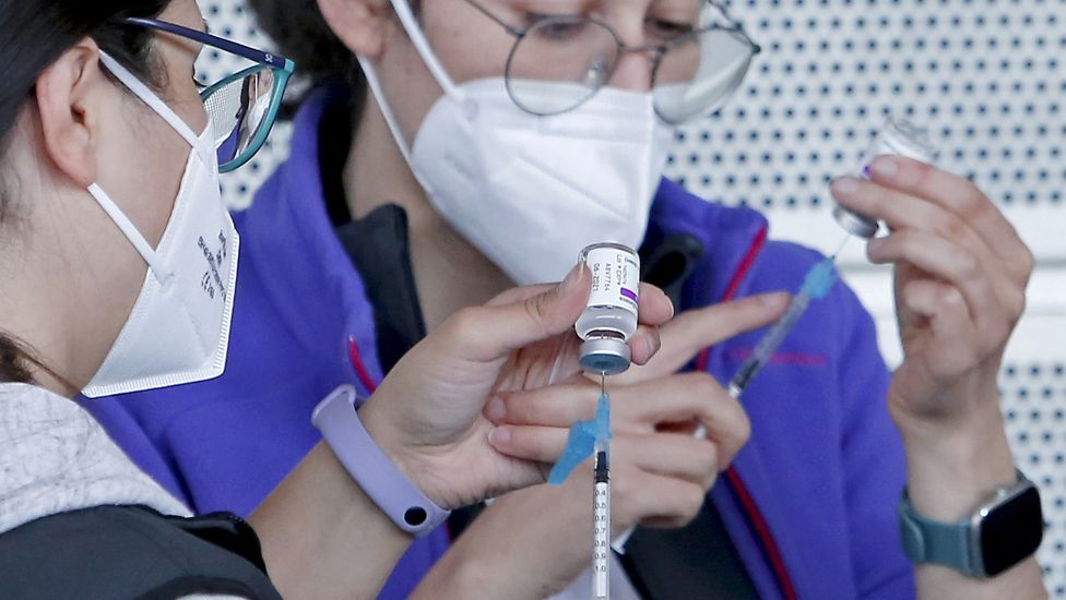 Vacunación masiva contra el Covid-19 con AstraZeneca para personas de entre 60 y 65 años en el recinto ferial de Pontevedra