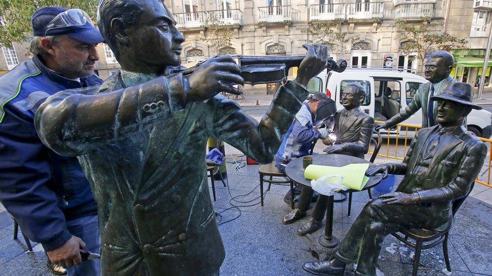 Reposición del brazo de la escultura de Paz Andrade