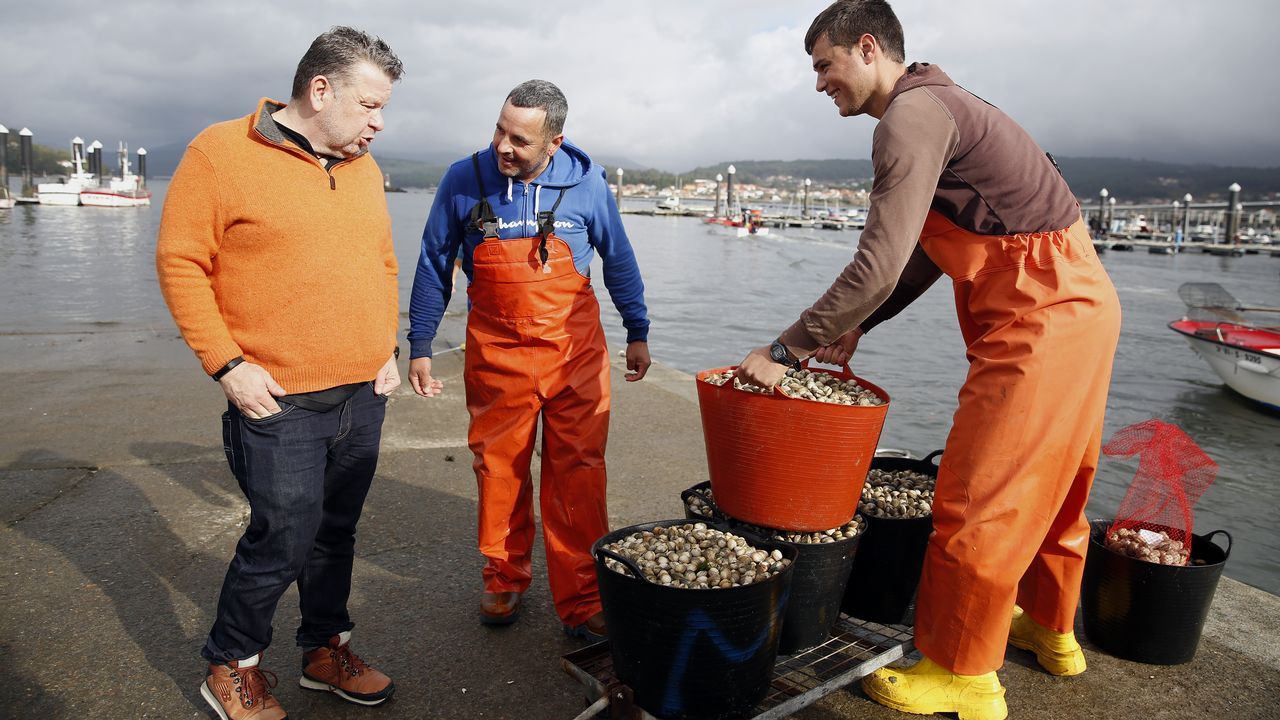 Alberto Chicote visita los bancos marisqueros de Testal en Noia