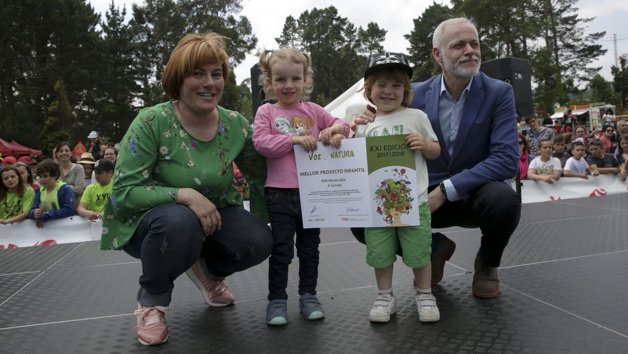 Lois Blanco Penas, director general de la Corporación Voz de Galicia, entrega el Premio Voz Natura, Mejor Proyecto Infantil , al EIM Monte Alto (A Coruña). Recogen Juana Toucedo Castro (coordinadora), Leo Rodríguez Varela y Alba Pereira Fuerte (alumnos)