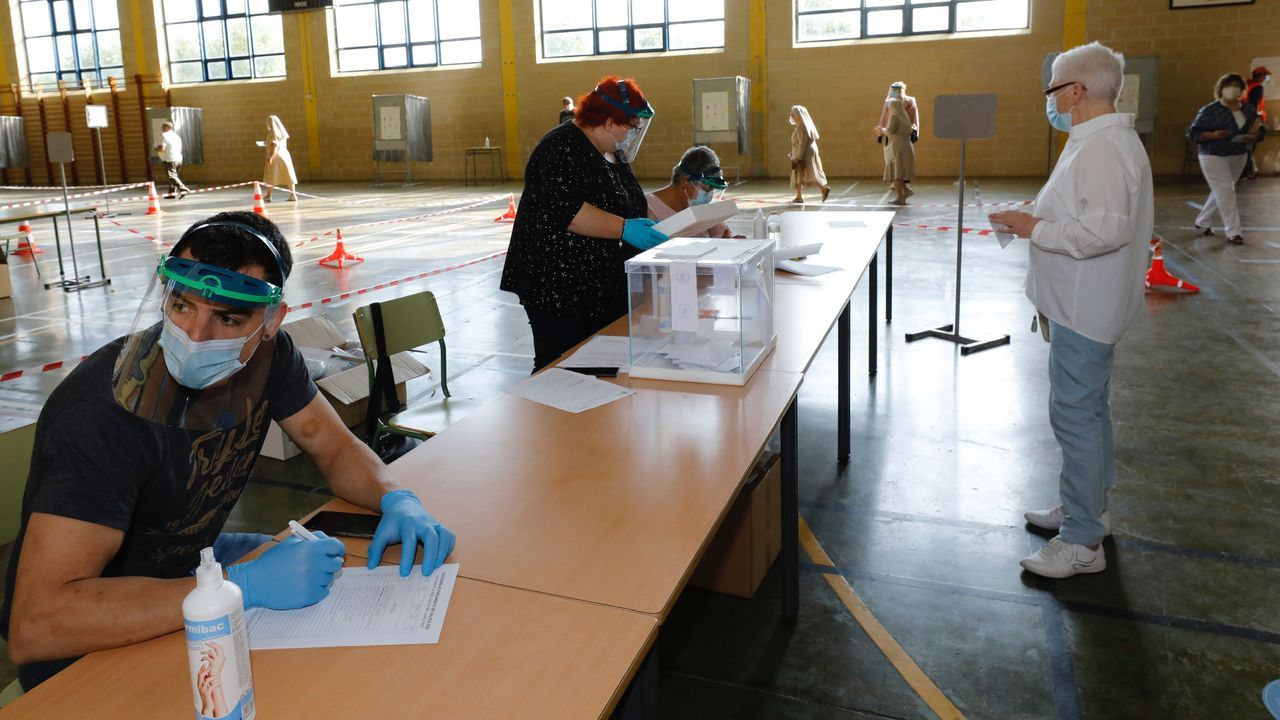 Por el coronavirus, Viveiro reubicó dos mesas electorales en la casa consistorial, donde en algunos momentos se formaron colas
