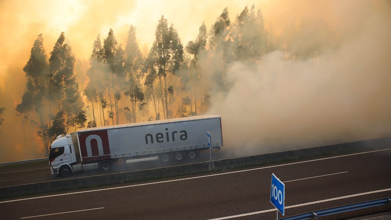 RESUMEN DEL AÑO 2019.Un camión circula por la autovía do Barbanza durante el gran incendio de Rianxo