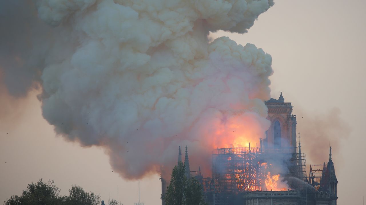 Unos bomberos dentro de la Catedral de Notre Dame