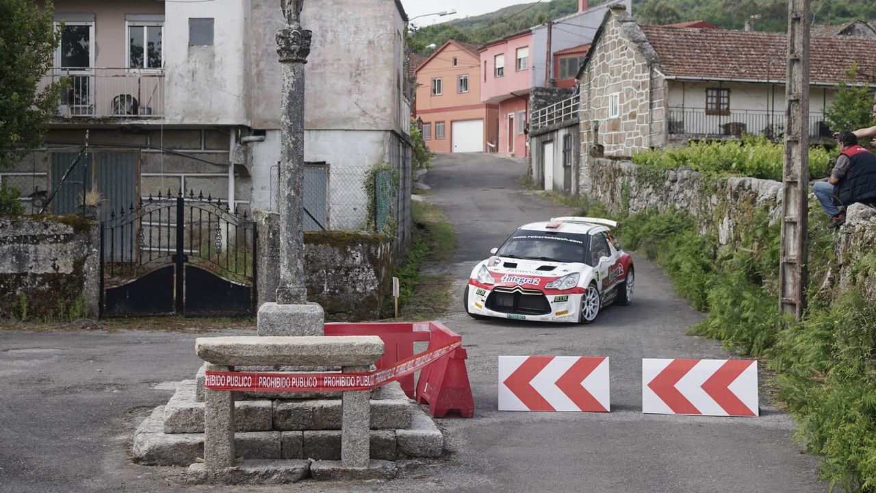 A todo gas en el pueblo de Barroso.La curva del Cruceiro fue un buen escenario para disfrutar del Rali de Ourense