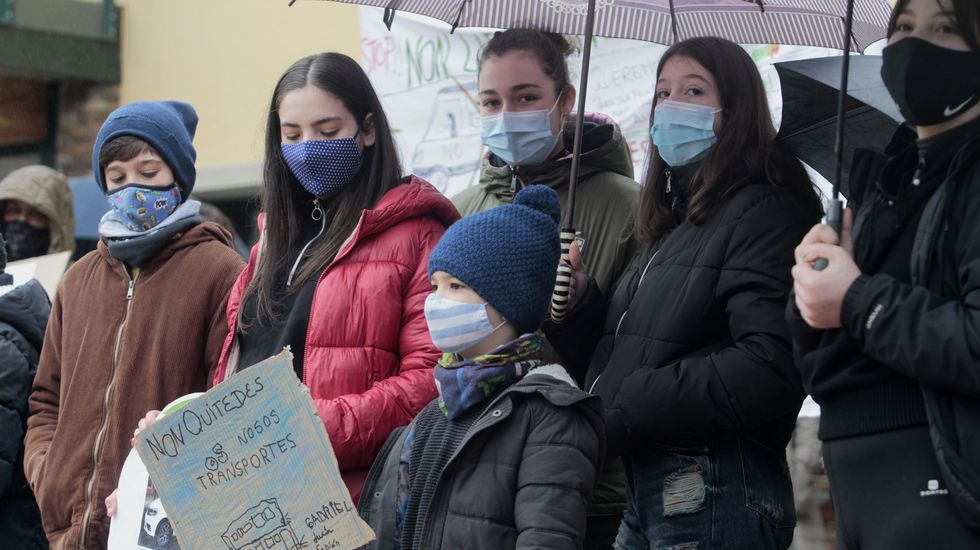 A la movilización de este miércoles en Folgoso asistieron numerosos estudiantes del colegio local