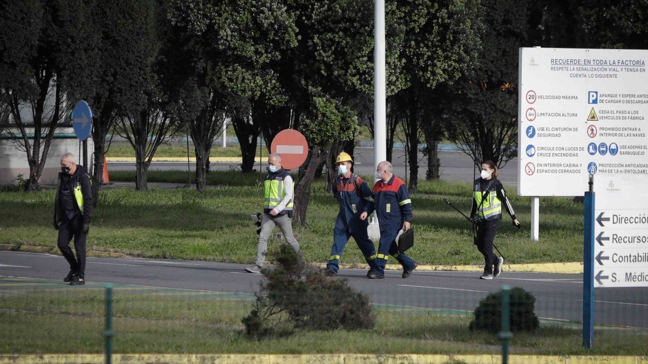 udef.Agentes en la planta coruñesa de Alu Ibérica