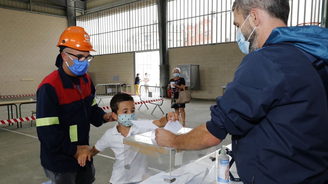 Por el coronavirus, Viveiro reubicó dos mesas electorales en la casa consistorial, donde en algunos momentos se formaron colas