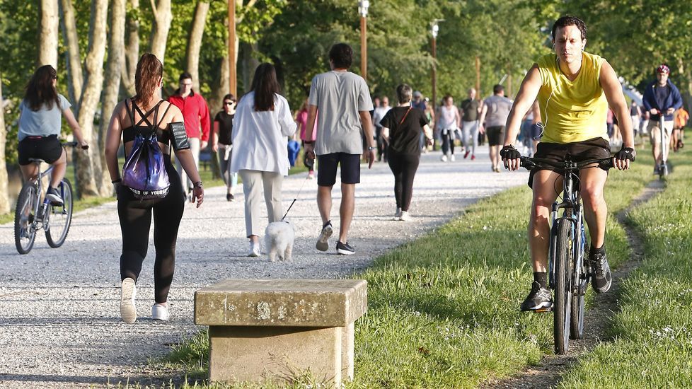 Miles de personas salen a pasear en Pontevedra en el segundo día de la desescalada