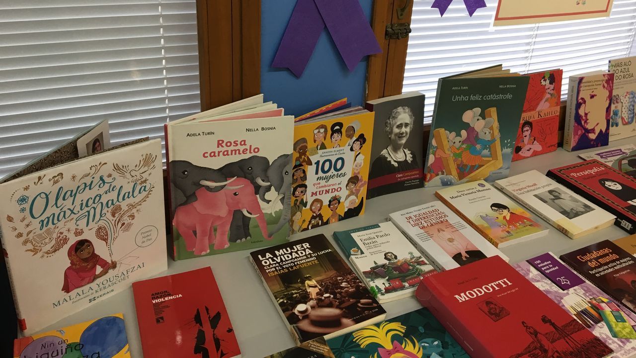 Exposición de libros de mujeres en la biblioteca municipal de Fene