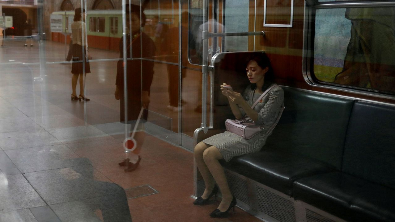 Un mujer, sentada en un vagón del metro de Pyongyang