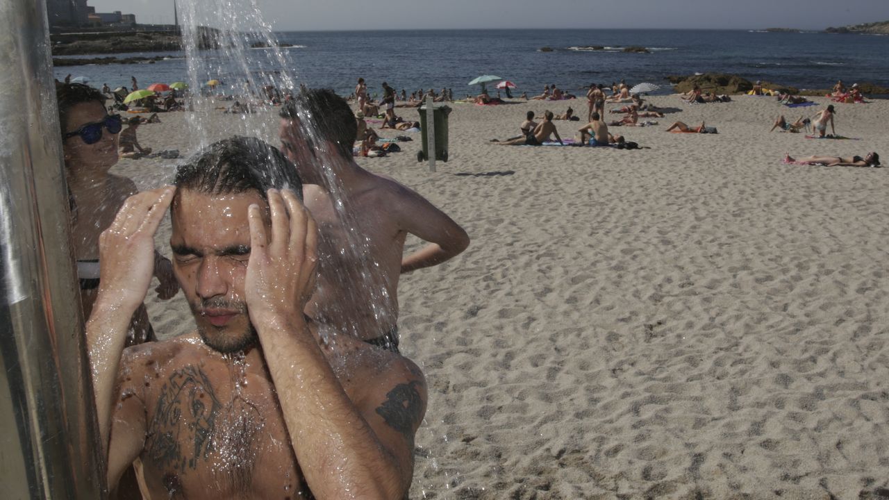Día de calor en la playa de Riazor.