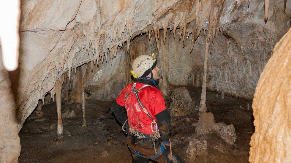 Estalactitas y columnas en uno de los recovecos de la gruta