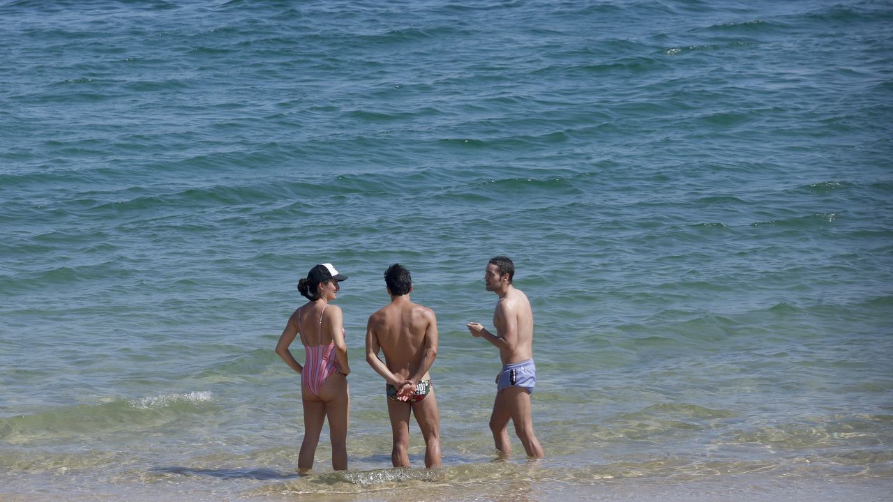 Las imágenes del primer día de la fase 2 de la desescala en Barbanza.En la playa de Coroso, en Barbanza, se han rescatado sombrillas, toallas y bañadores