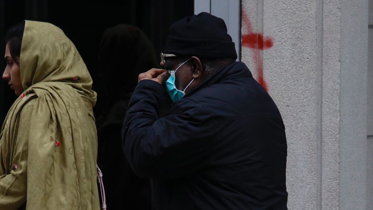 Con mascarillas por las calles de Lugo