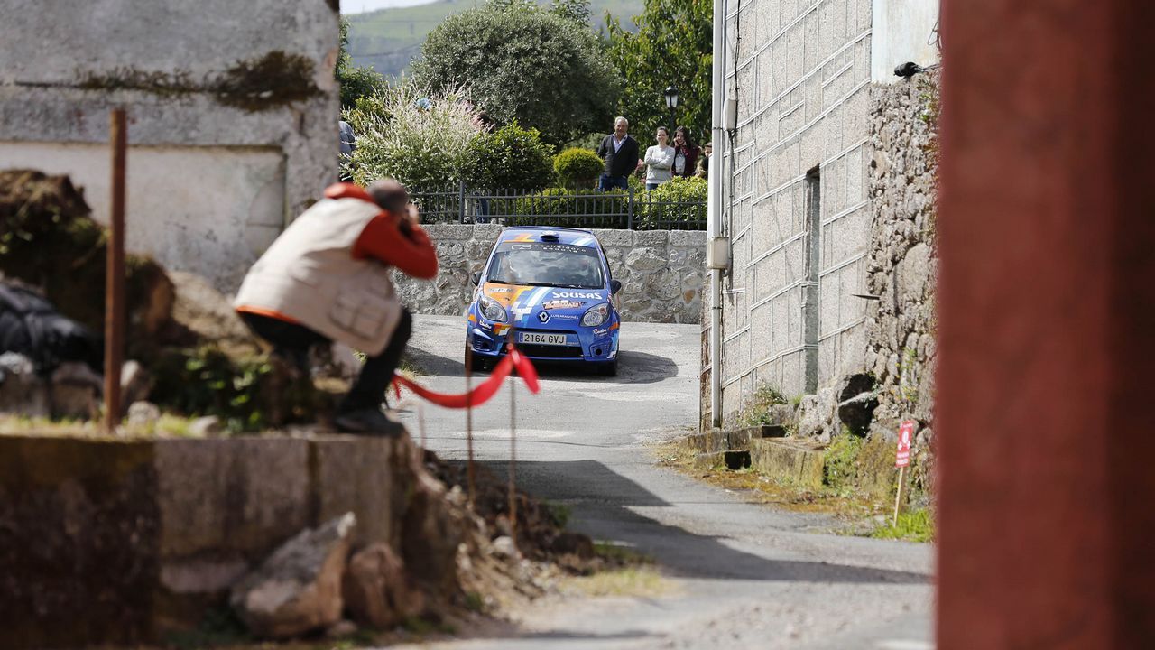 A todo gas en el pueblo de Barroso.La curva del Cruceiro fue un buen escenario para disfrutar del Rali de Ourense