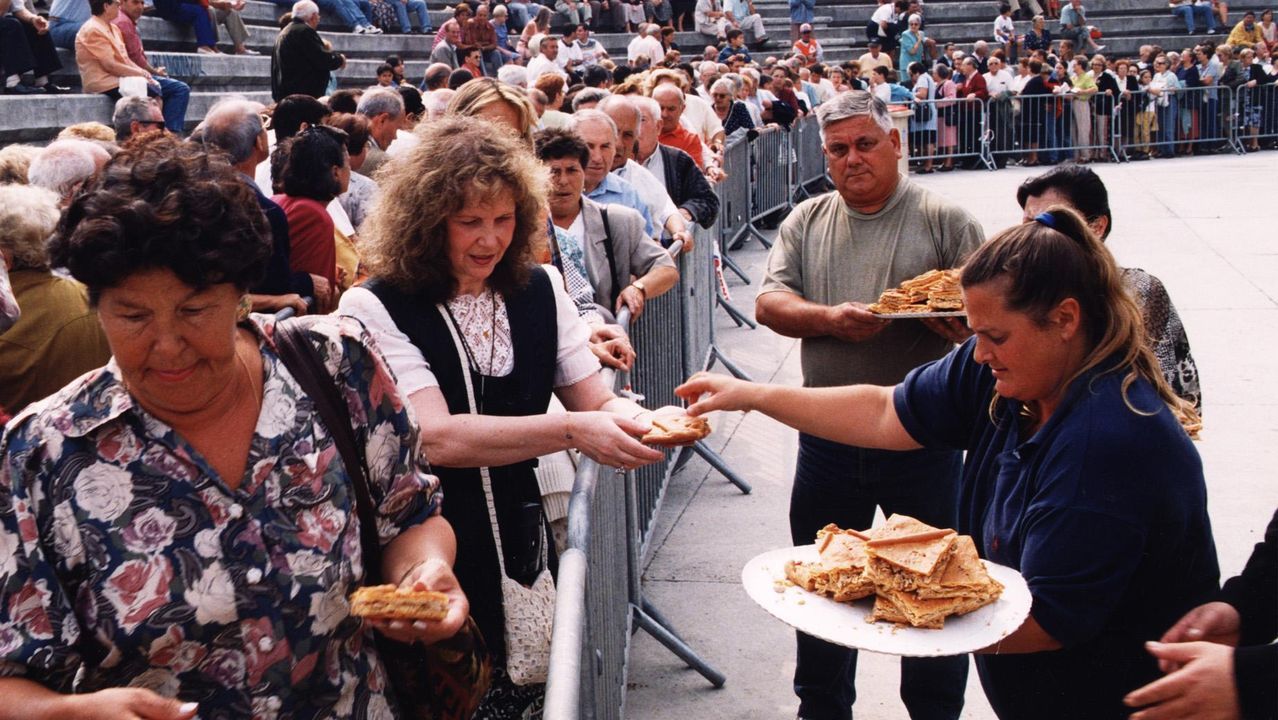 REPARTO DE EMPANADA EN LA ROMERIA DE SANTA MARGARITA. EN 1998