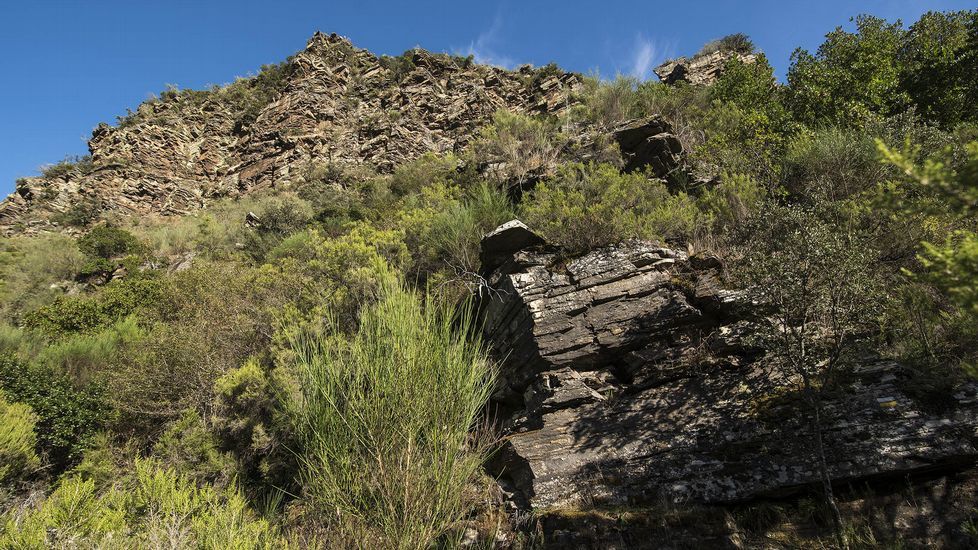 Otro aspecto de las formaciones rocosas del pliegue (formado por estratos de pizarra y cuarcita) vistas desde el camino